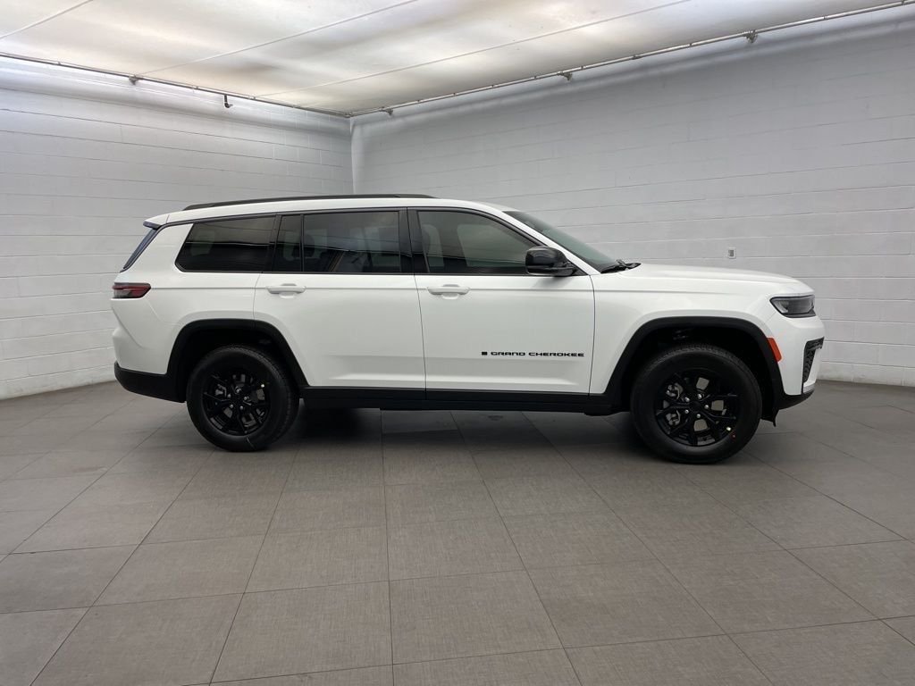 New 2026 Bright White Clear-Coat Exterior Paint Jeep Altitude image 2