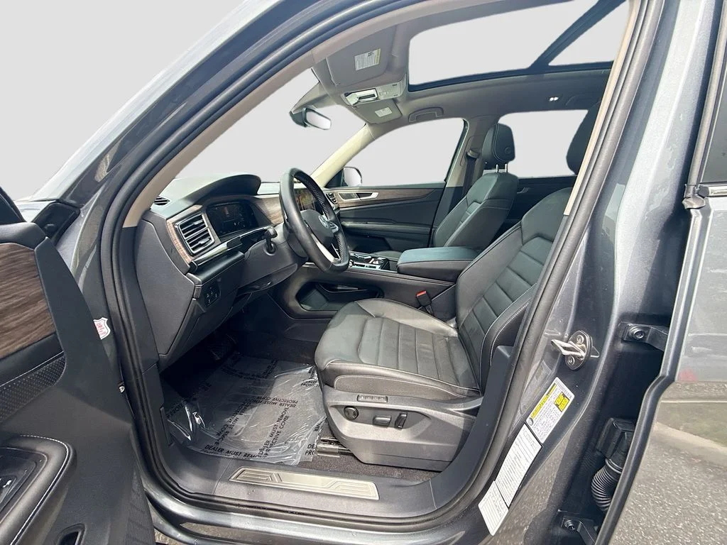 Used 2025  Volkswagen 2.0T SEL image 23