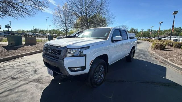 2025 Nissan Frontier SV Crew Cab 4X4 SWB's photo