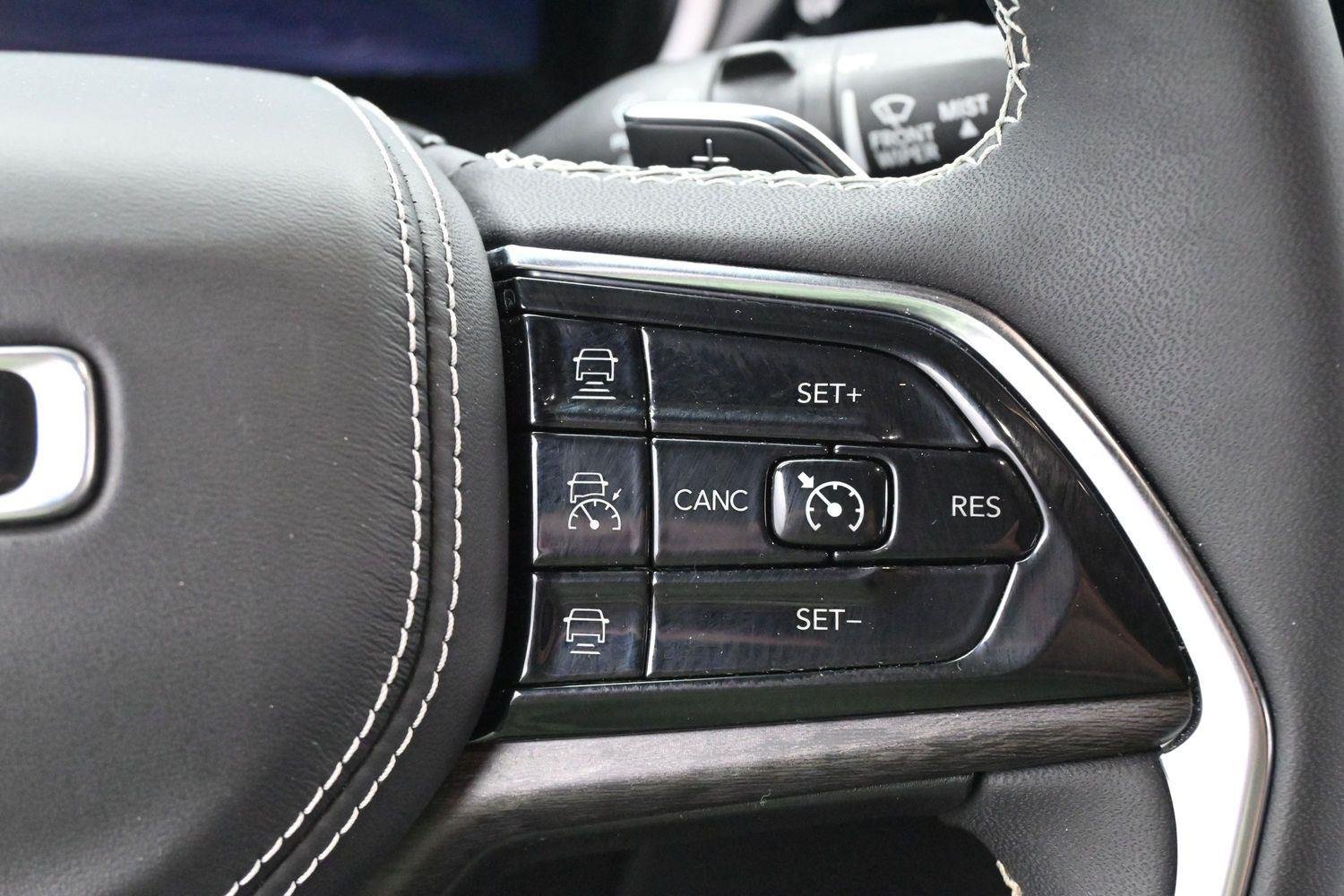 Used 2023 Diamond Black Crystal Pearlcoat Jeep Overland image 21