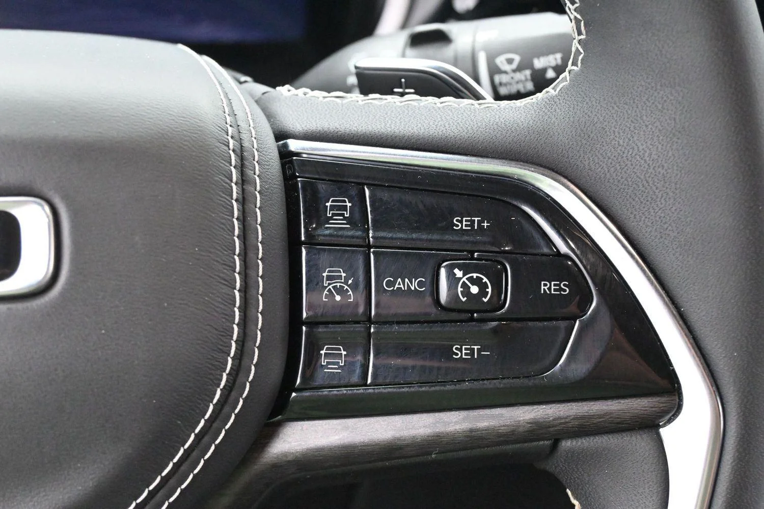 Used 2023 Diamond Black Crystal Pearlcoat Jeep Overland image 21