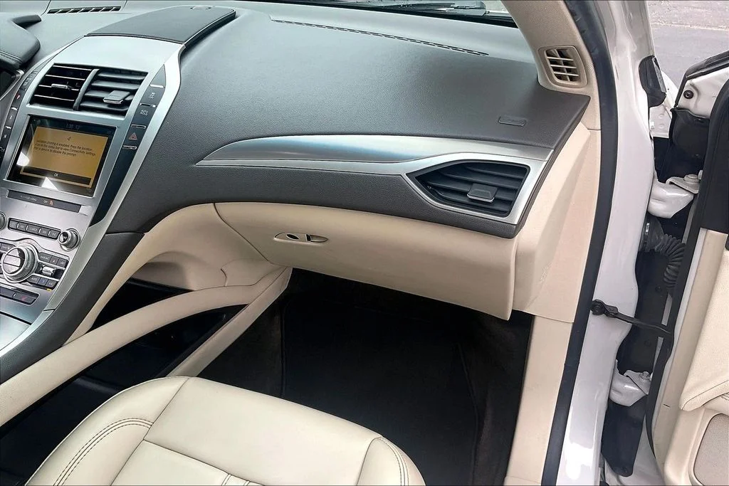 Used 2019 White Lincoln Standard image 15