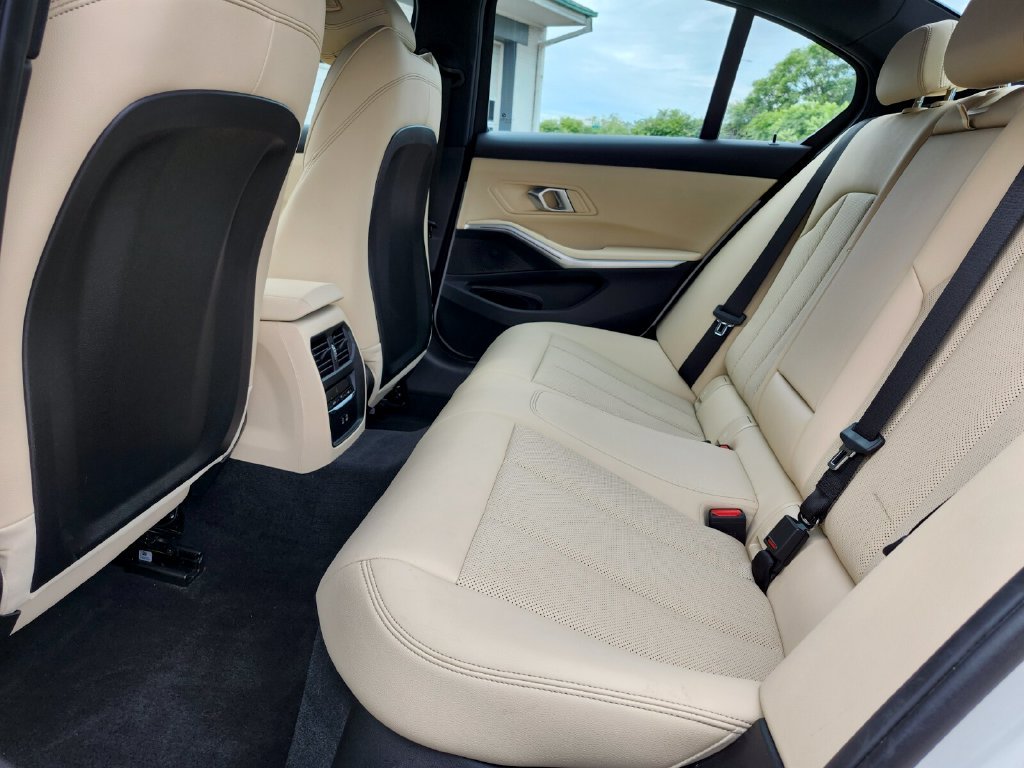 Used 2024 White BMW 330i xDrive image 17