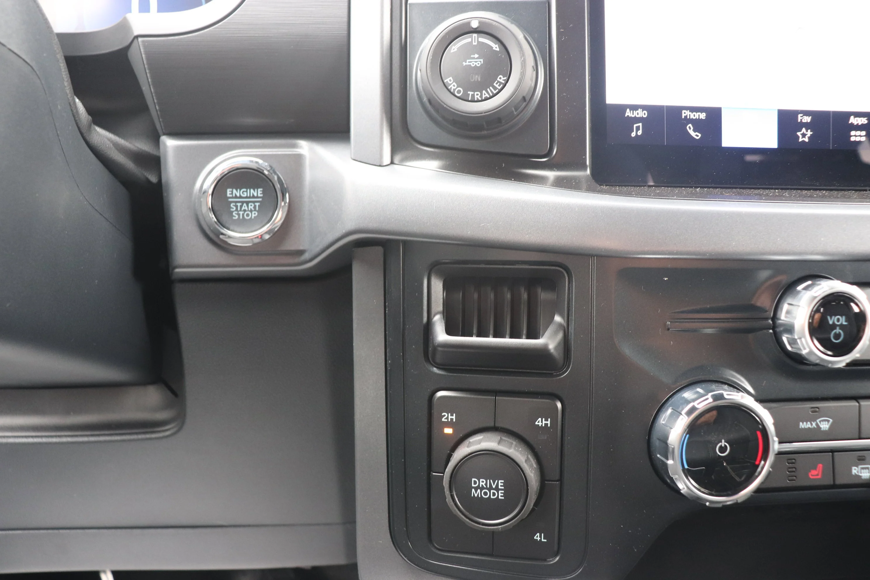 New 2026 CARBONIZED GREY METALLIC Ford XLT image 15
