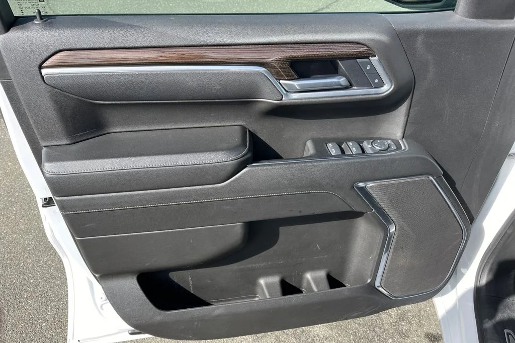 Used 2025 White Chevrolet LT image 15