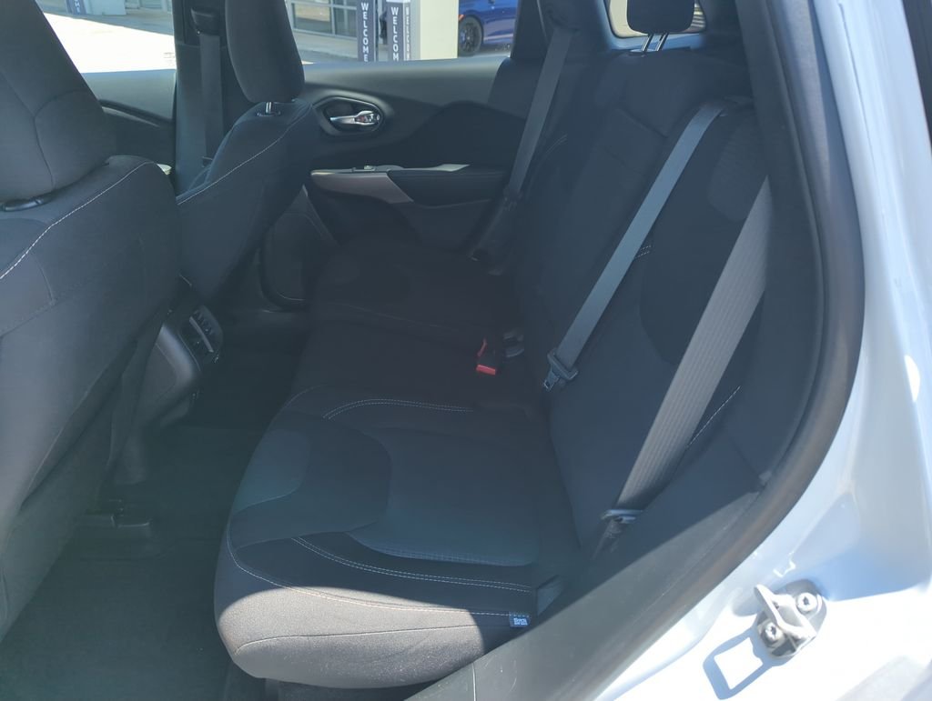 Used 2017 White Jeep Latitude image 28