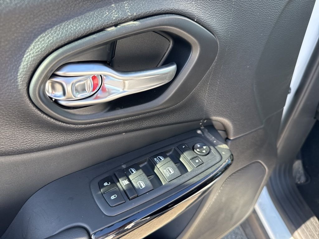 New 2023 Bright White Clear-Coat Exterior Paint Jeep Altitude Lux image 10