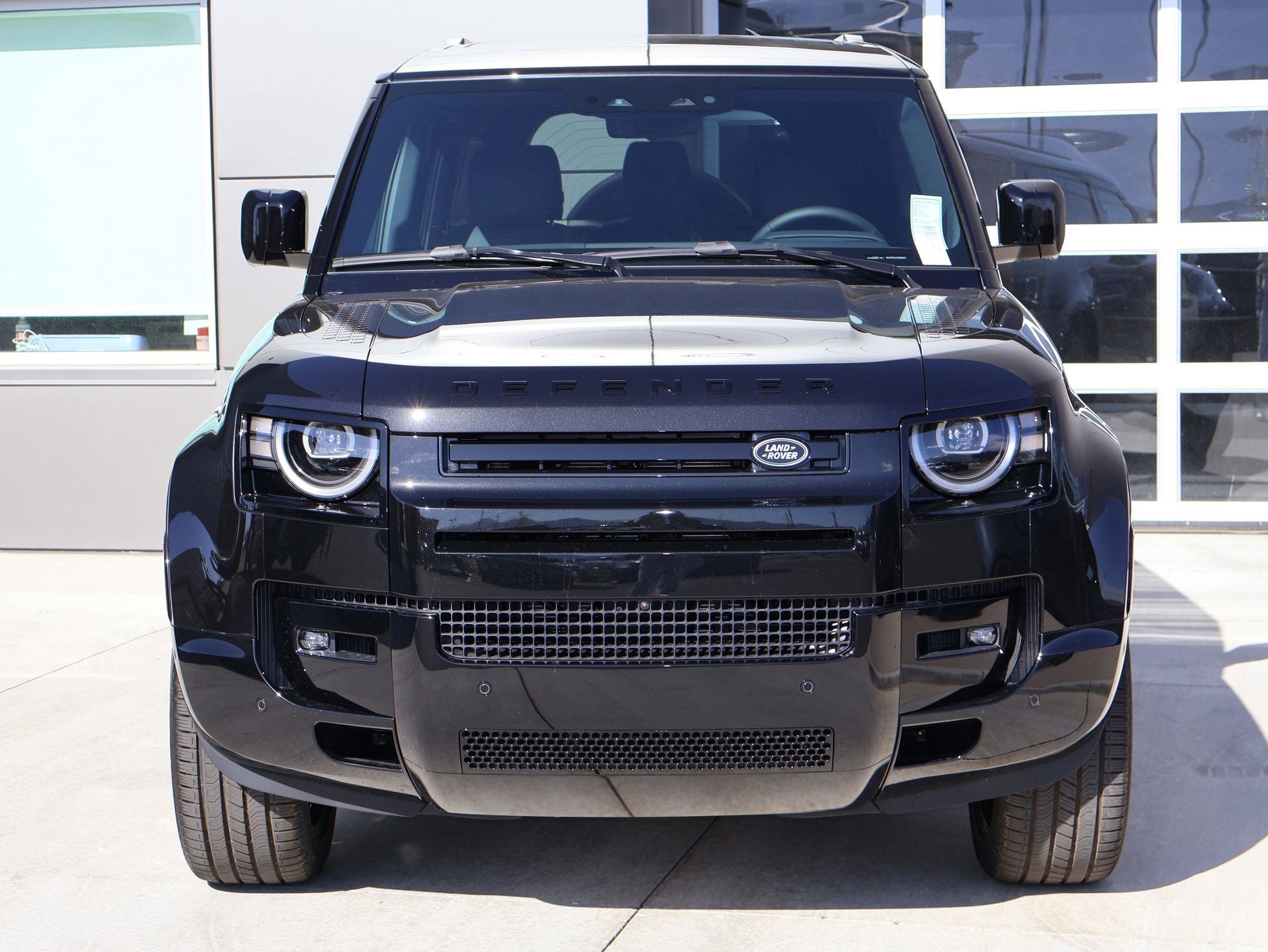 New 2026 Santorini Black LAND ROVER P400 X-Dynamic SE image 2