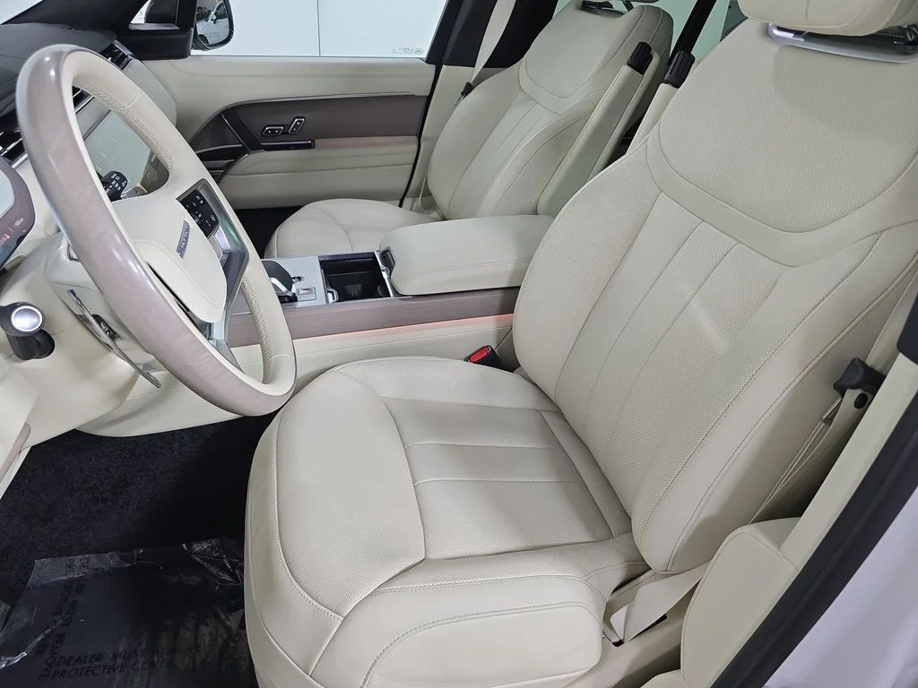 Used 2025  Land Rover SE image 5