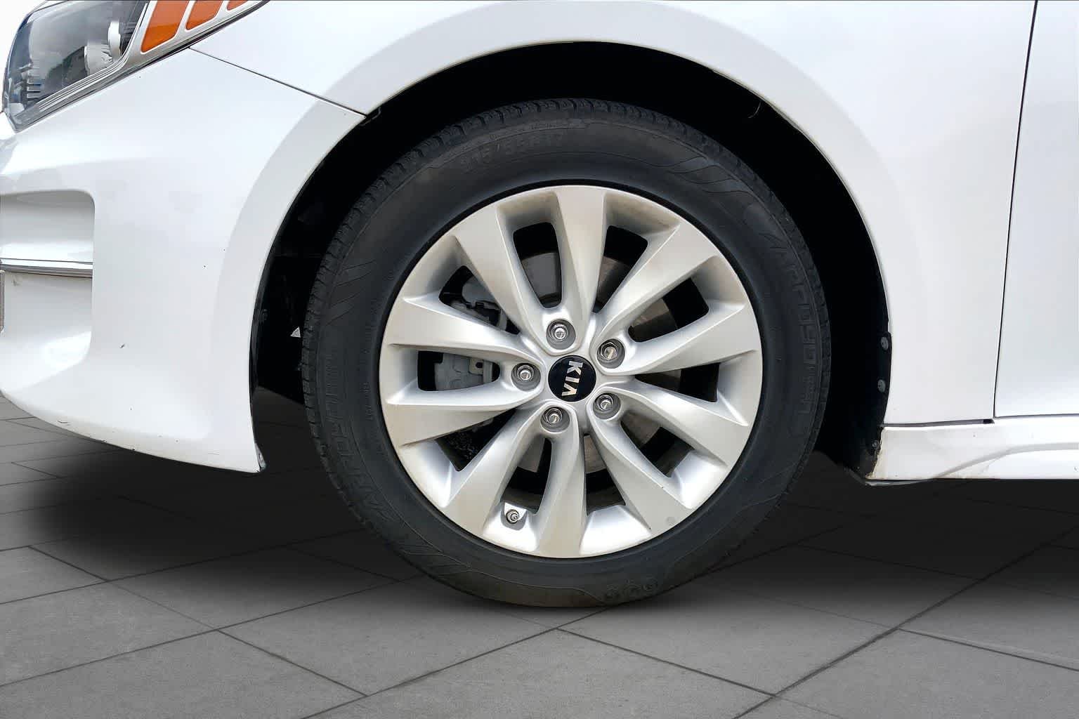Used 2018 Snow White Pearl Kia LX image 10