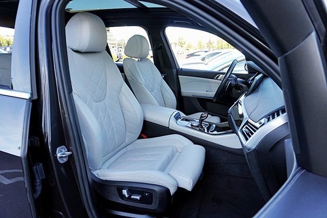 Used 2023 Gray BMW xDrive40i image 11