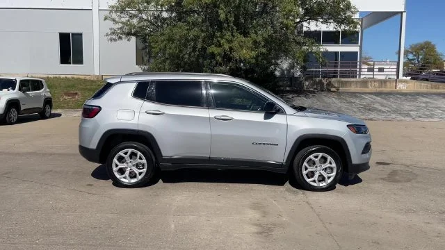 Used 2024 Silver Jeep Latitude image 9
