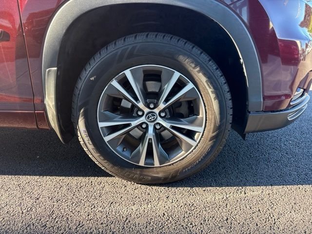 Used 2016 Red Toyota XLE V6 image 11