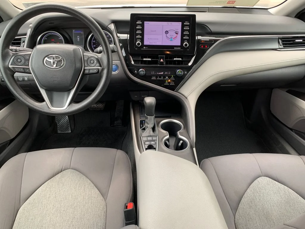 Used 2022 White Toyota LE image 16