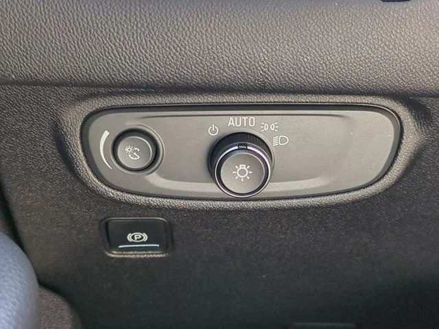 Used 2018 White GMC SLE image 21
