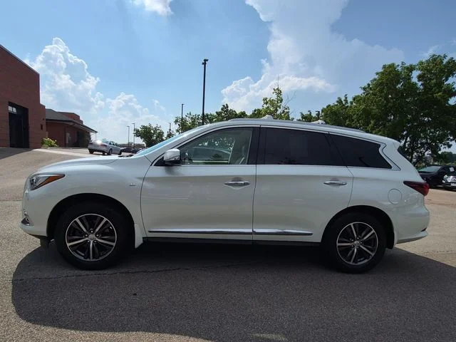 Used 2017 White INFINITI Base image 4