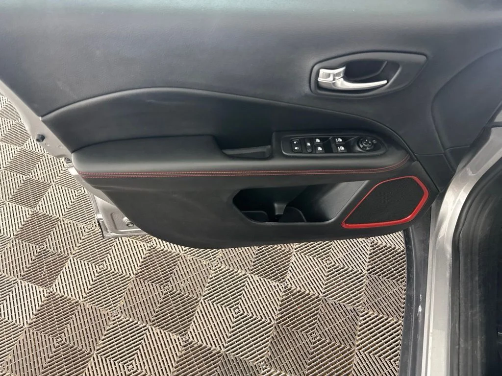Used 2019 Silver Jeep Trailhawk image 20