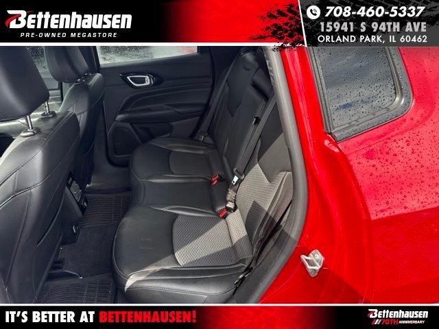 Used 2023 Red Jeep Latitude image 9