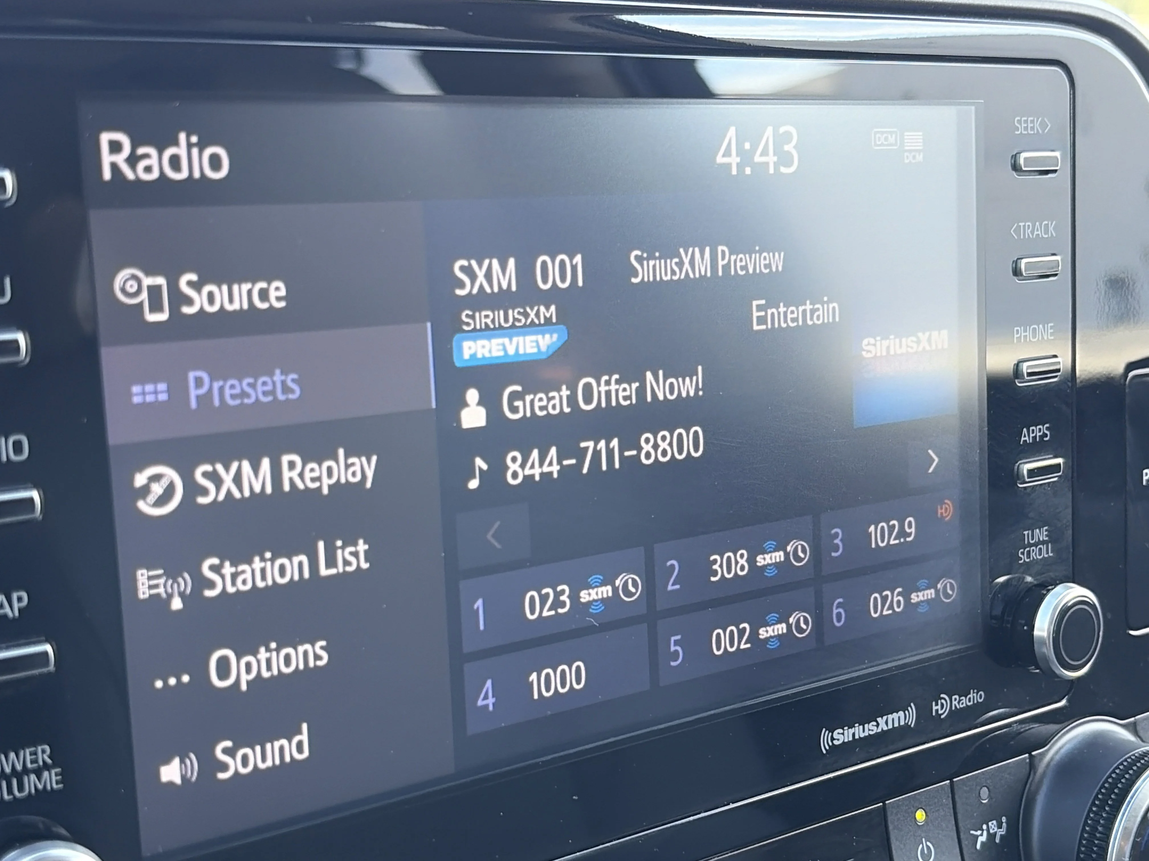 2022 Toyota Highlander XLE - Photo 11