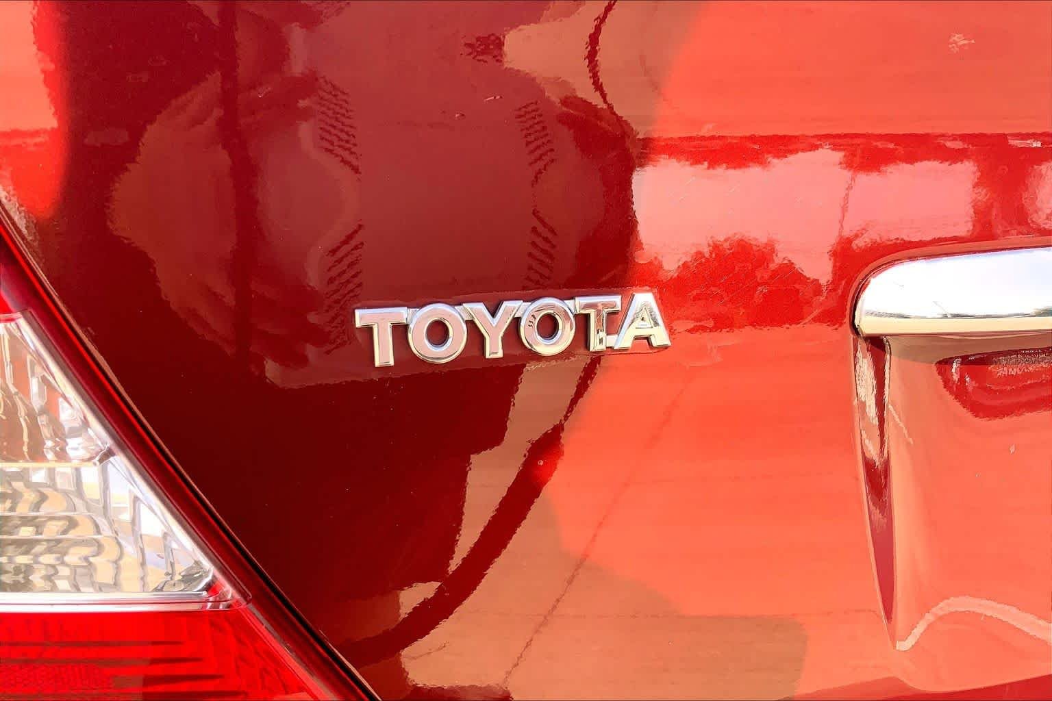 Used 2004 Salsa Red Pearl Toyota LE image 27