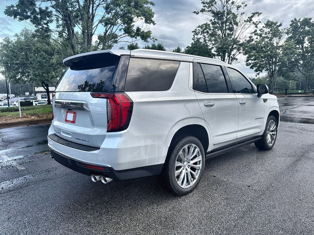 Used 2022 White Frost Tricoat GMC Denali image 8