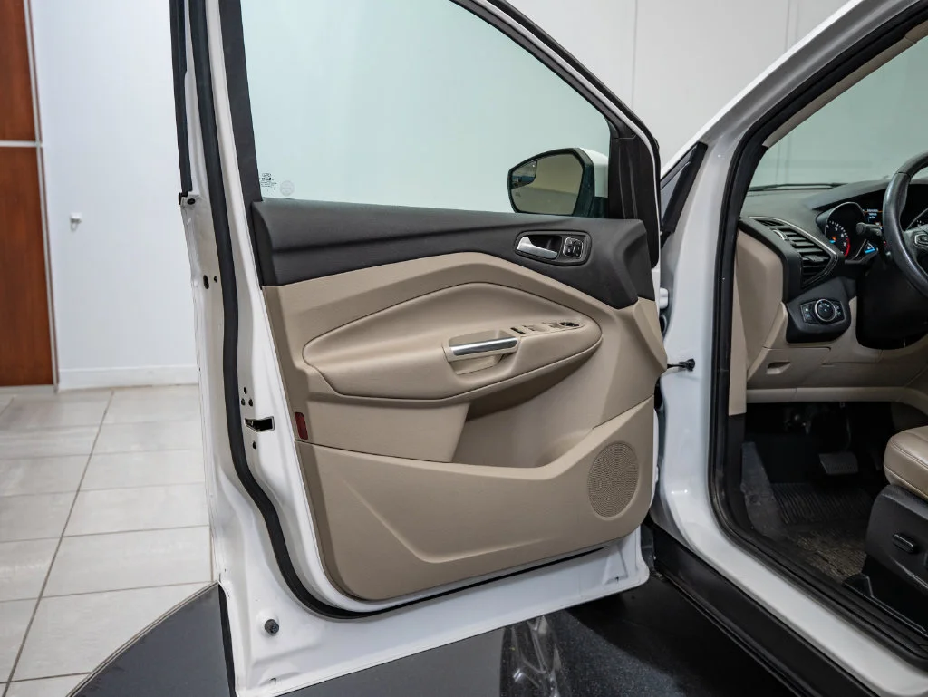 Used 2018 White Platinum Clearcoat Metallic Ford Titanium image 26