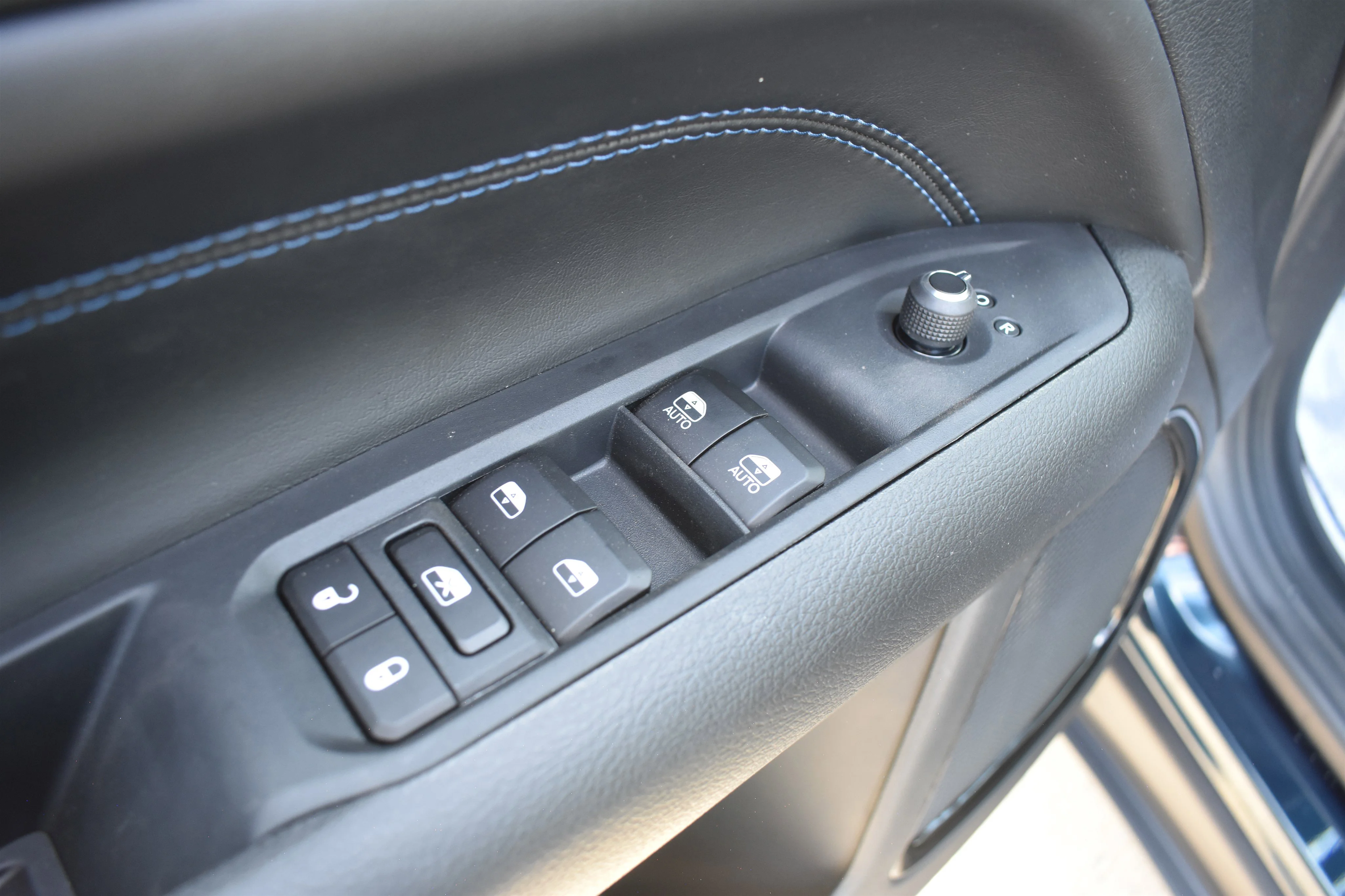New 2026 Fathom Blue Pearl Coat Jeep Latitude Altitude image 12
