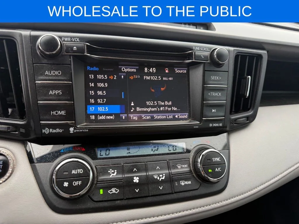 Used 2018 Silver Toyota XLE image 13