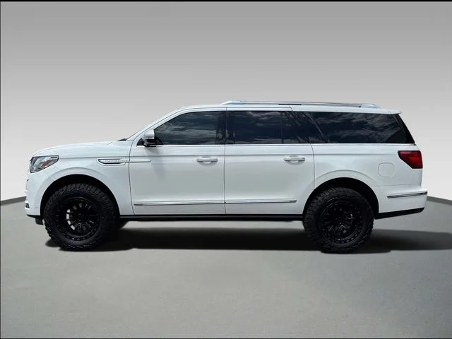 Used 2021 White Lincoln Reserve image 3