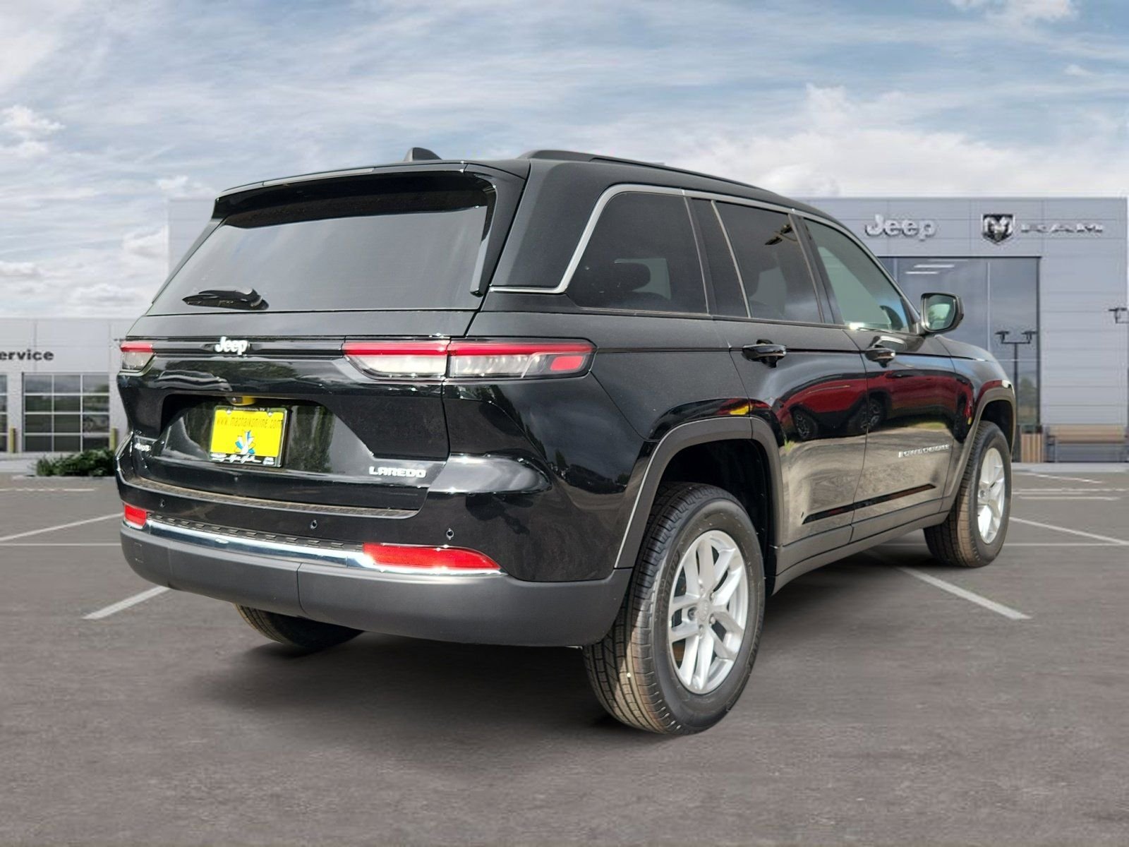 New 2026 Diamond Black Crystal Pearl-Coat Exterior Paint Jeep Laredo image 5