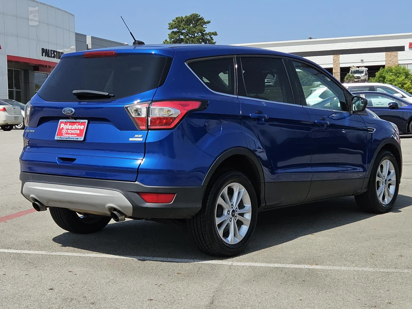 Used 2017 Lightning Blue Metallic Ford SE FWD image 4
