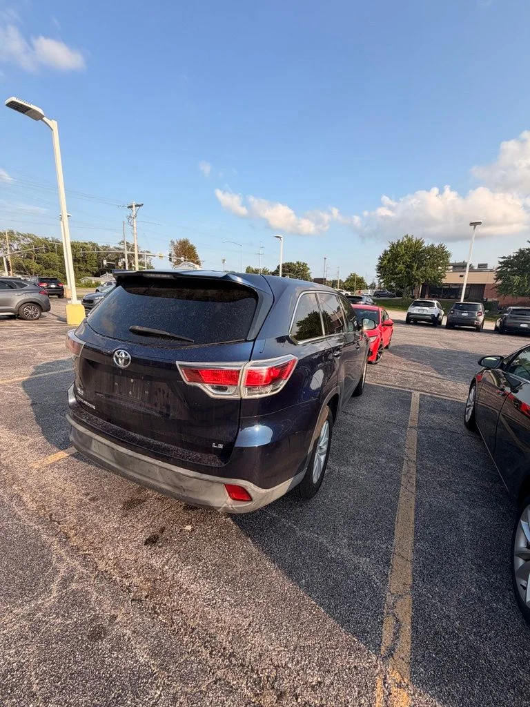 Used 2015 Blue Toyota LE image 4