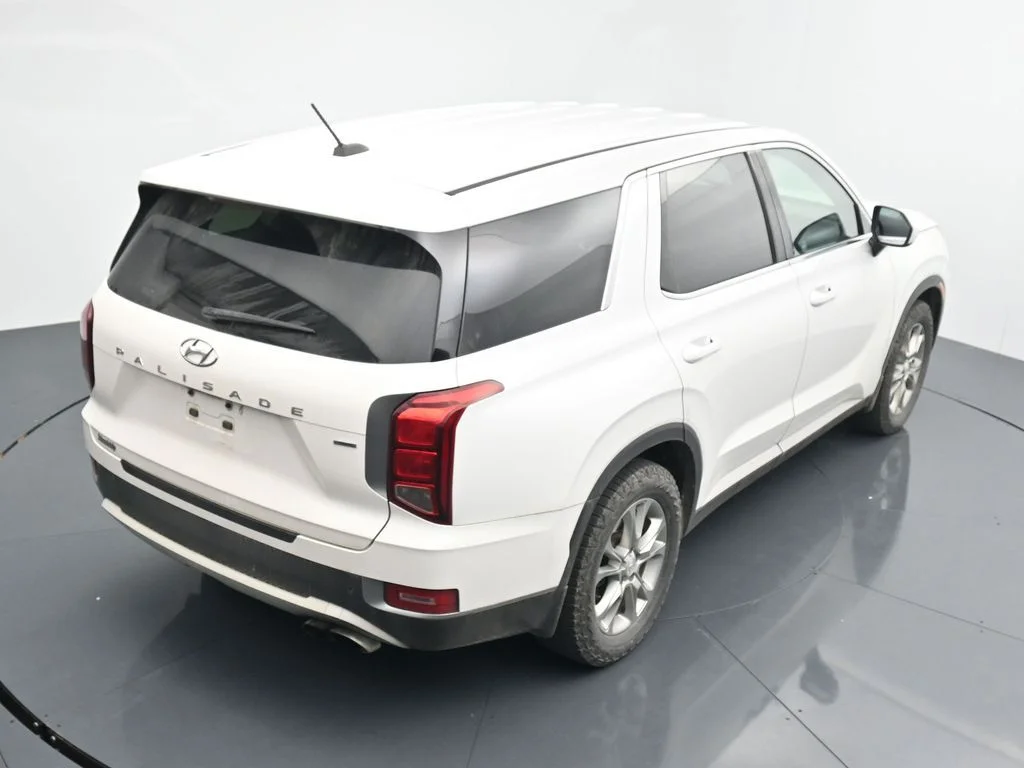 Used 2021 White Hyundai SE image 15