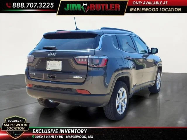 Used 2024  Jeep Latitude image 4