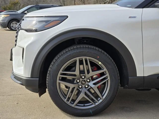 New 2026 Star White Metallic Tri-Coat Ford ST-Line image 27