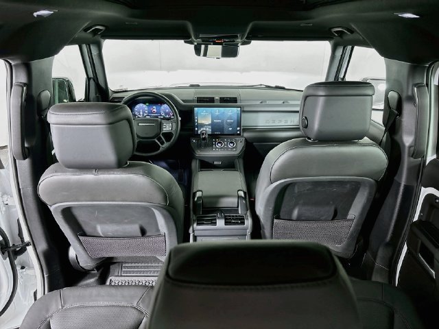 New 2026 White Land Rover X-Dynamic SE image 23