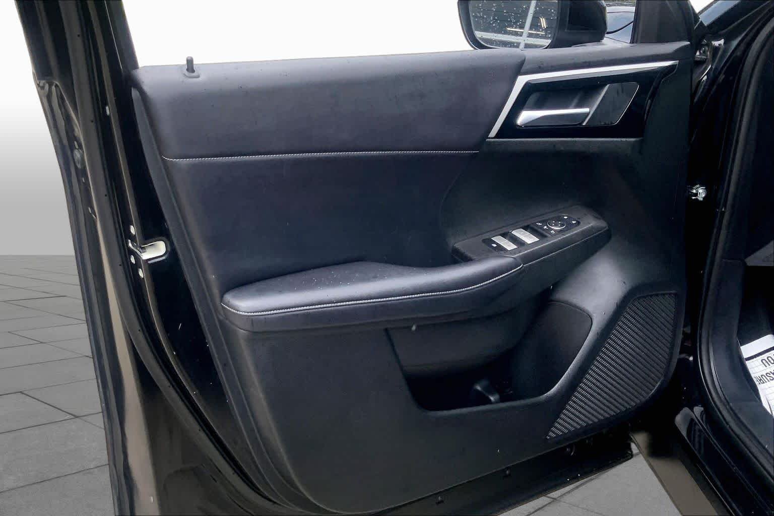 Used 2024 Labrador Black Pearl Mitsubishi SE image 20