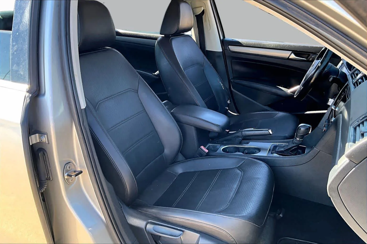 Used 2014 Platinum Gray Metallic Volkswagen SE image 8