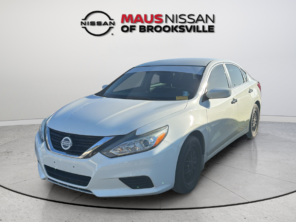 Used 2017 White Nissan 2.5 S image 4