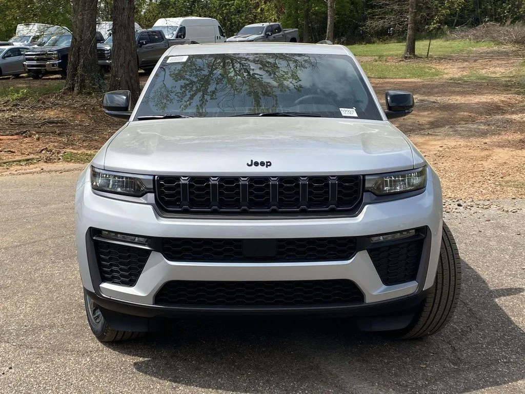 New 2026 Silver Zynith Exterior Paint Jeep Limited image 2