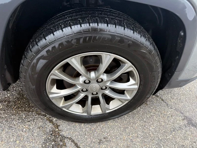 Used 2019 Gray Jeep Latitude Plus image 15