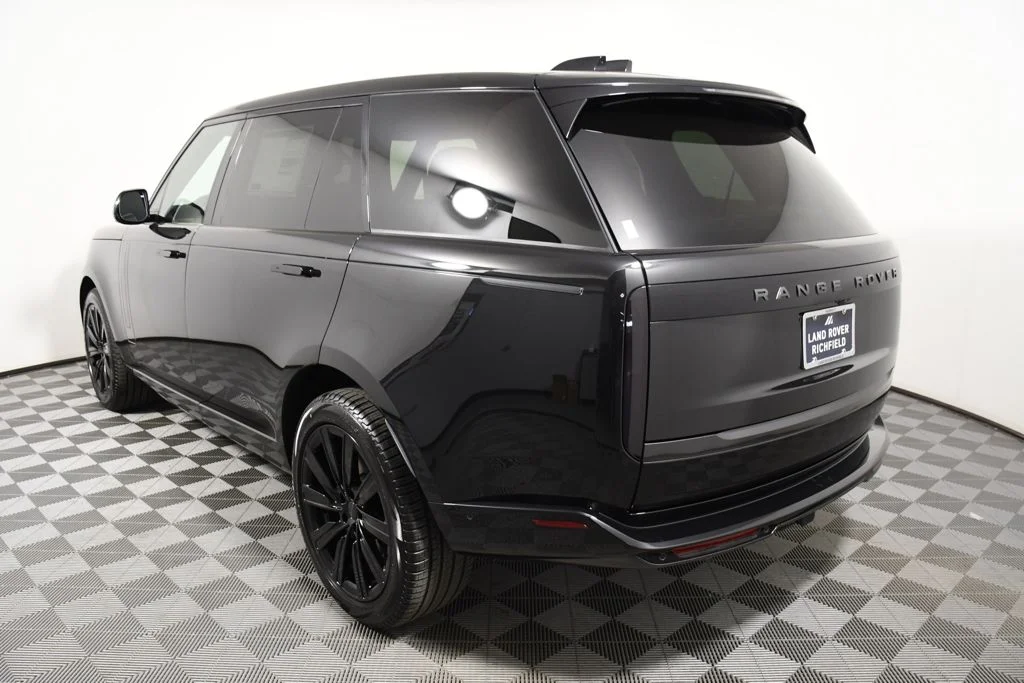New 2026 Santorini Blk Land Rover SE image 4