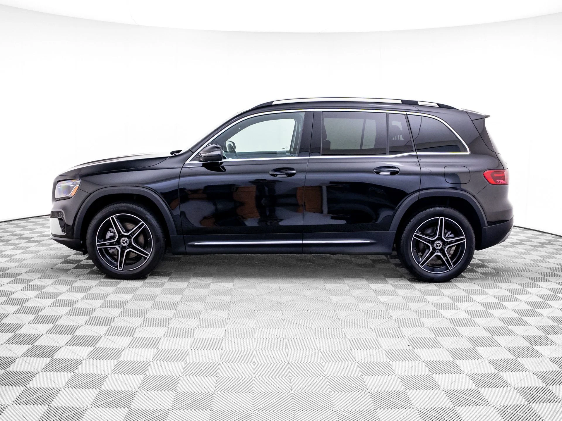Used 2026 Black Mercedes-Benz GLB 250 image 2