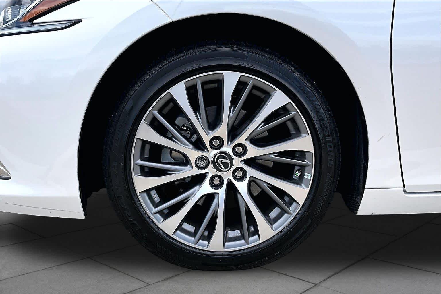 Used 2020 Eminent White Pearl Lexus  image 11