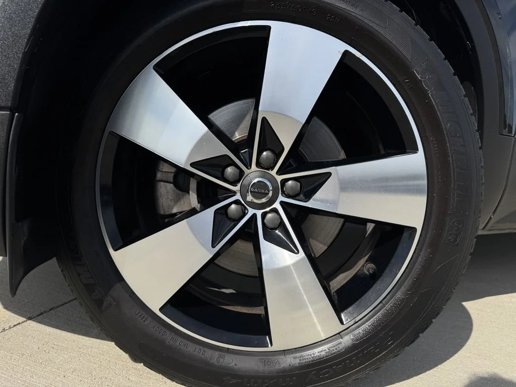 Used 2020 Black Volvo Momentum image 9