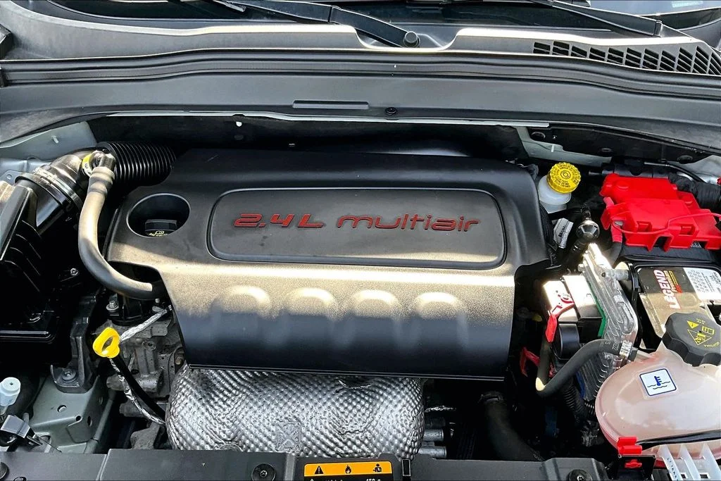 Used 2021 Silver Jeep Latitude image 10
