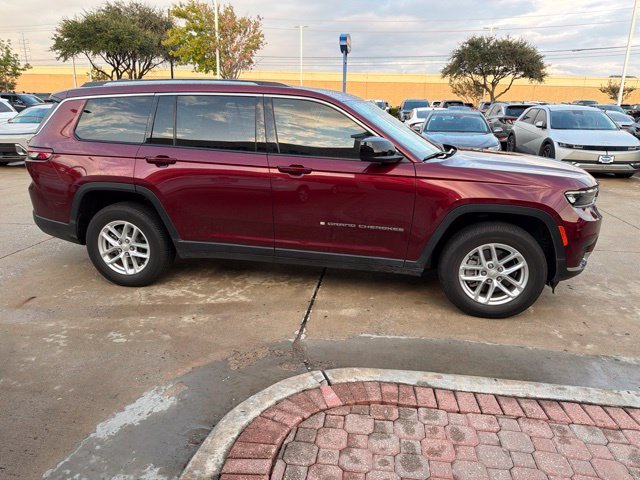 Used 2022 Velvet Red Pearlcoat Jeep Laredo image 5