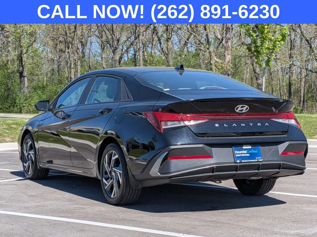 Used 2025 Black Hyundai SEL Sport image 5