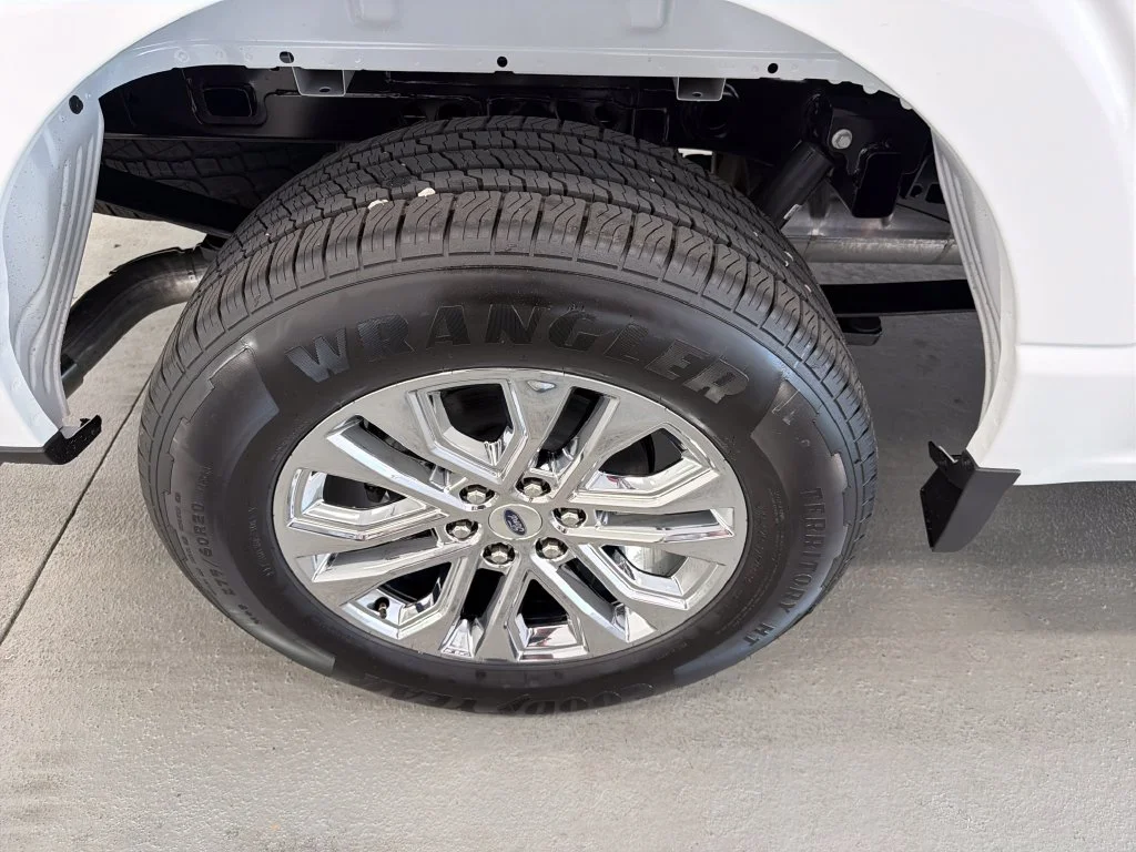 New 2026 Oxford White Ford XLT image 5