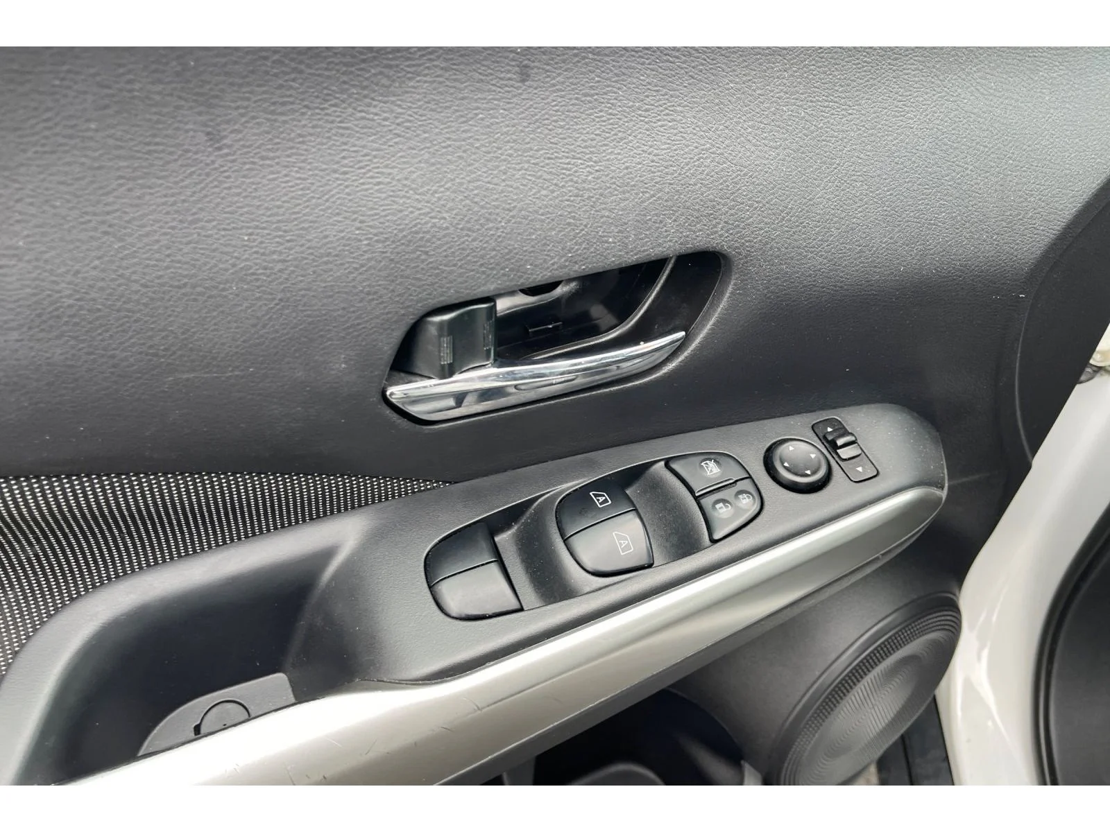 Used 2019 Aspen White Tricoat Nissan SV image 11